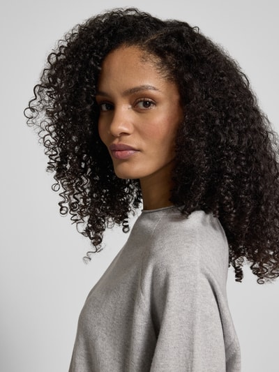 Vrouwenmodel draagt gebreid shirt van katoen en kasjmier, relaxed fit, model 'MOENY' van Drykorn, Nahaufnahme bovenlichaam.