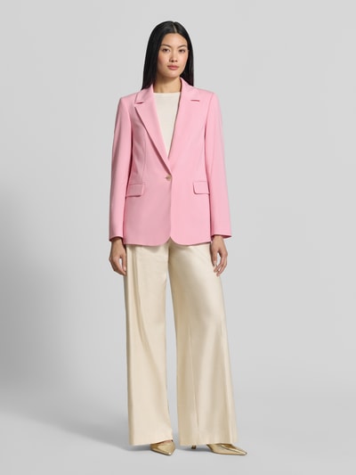 Frauenmodel trägt Regular Fit Blazer aus Viskose-Mix mit Pattentaschen von comma in Rosa, Reverskragen, Knopfverschluss, Ganzkörperansicht von vorne.