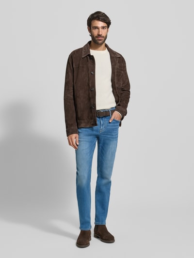 Męskimodel nosi Jeansy z 5 kieszeniami Modell 'Mitch' od JOOP! Jeans, mieszanka bawełny ze stretchem, krój slim fit, jasnoniebieskie, widoczne zapięcie na guzik i zamek, widoczne logo, długość wewnętrzna nogawki 78 cm, szerokość w pasie 42 cm, Ganzkörperansicht von vorne.