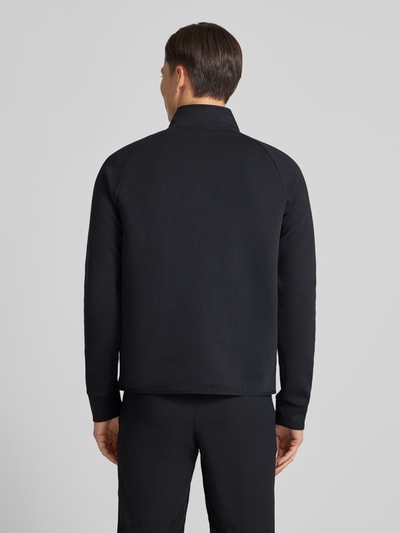 Männermodel trägt Sweatshirt mit Stehkragen von Under Armour in Schwarz, Material-Mix, Regular Fit, Rückenansicht, Ganzkörperansicht Rückansicht.