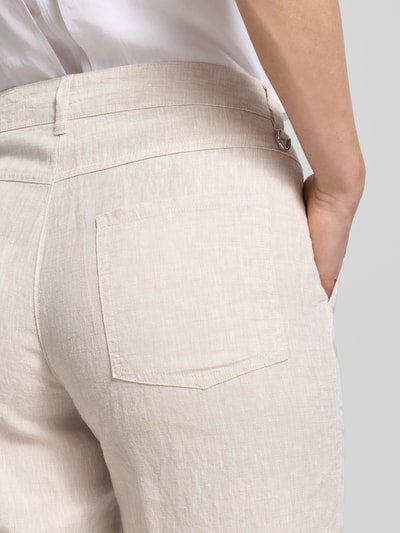 Frauenmodel trägt Culotte aus Leinen mit Eingrifftaschen Modell 'Nora' von MAC, helle Naturfarbe, Struktur sichtbar, Detailaufnahme Rückansicht. Reines Leinen, Wide-Fit, Knopf-Reißverschluss, Label-Detail, Bundweite 44 cm, Innenbeinlänge 67 cm bei Größe 36.