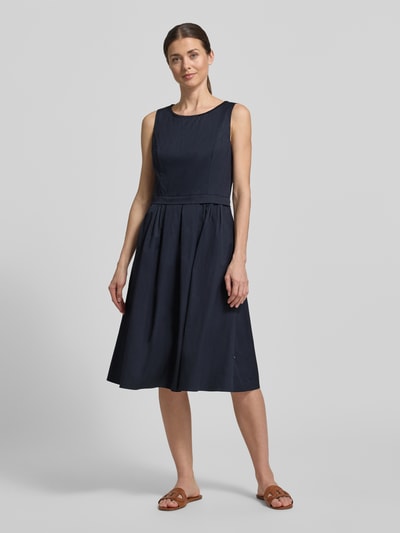 Frauenmodel trägt Midikleid mit Rundhalsausschnitt von ROBE LÉGÈRE in Dunkelblau, A-Linie, Baumwoll-Mix, Falten, Ganzkörperansicht von vorne.