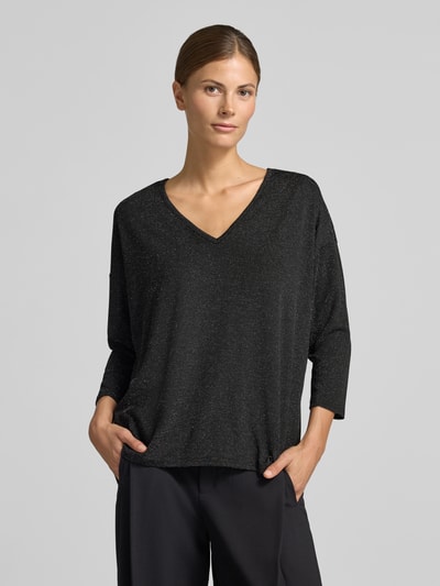Vrouwenmodel draagt 3/4-Shirt met schimmerende look van VERO MODA, V-hals, jersey, zwarte kleur, licht afgeronde zoom, bovenlichaam close-up vooraanzicht