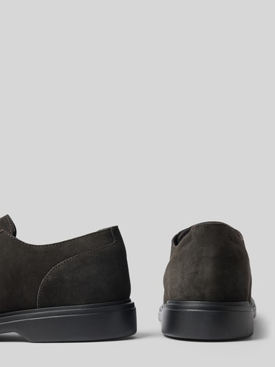 Produktfoto, Schnürschuhe aus echtem Leder Modell 'Ottavio' von Geox in dunklem Braun, abgerundete Form, glatte Sohle, Logo-Prägung, Absatzhöhe 4 cm, Schafthöhe 7 cm, Schaftweite 11 cm