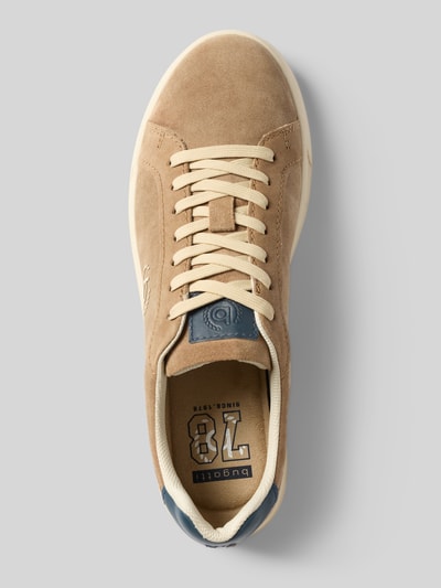 Productfoto, sneaker uit gecoat leer model 'Powder' van bugatti, afgeronde vorm, vetersluiting, gestructureerde zool, labeldetails, beige met blauwe accenten.