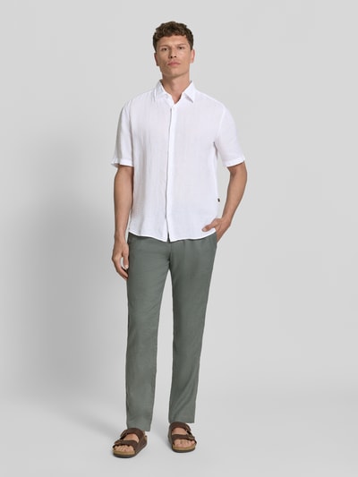 Männermodel trägt weißes Regular Fit Leinenhemd mit kurzem Arm Modell 'RASH_2_M' von BOSS Orange, unifarben, Ganzkörperansicht von vorne
