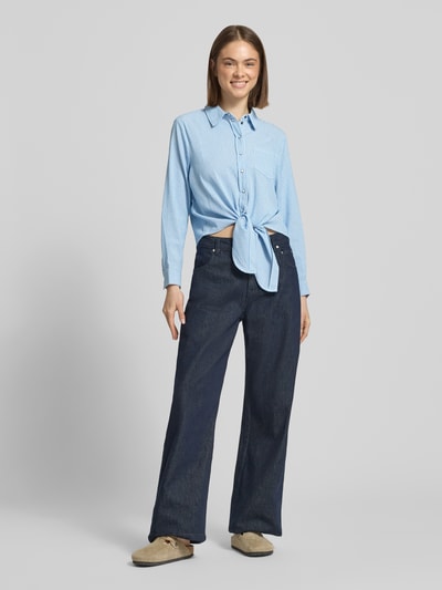 Frauenmodel trägt Regular Fit Hemdbluse mit Viskose-Anteil Modell 'LECEY' von Only, Optik: Unifarben, Knotendetail, Ganzkörperansicht von vorne.