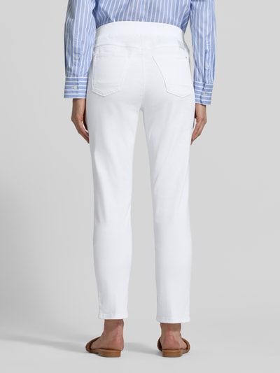 Frauenmodel trägt weiße Straight Fit Jeans mit Lyocell-Anteil Modell 'Pamina' von Raphaela By Brax, elastischer Bund, Rückansicht.