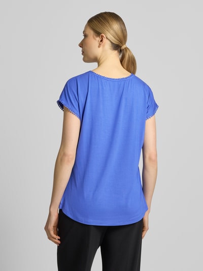 Frauenmodel trägt T-Shirt aus Satin mit Häkelspitze von Christian Berg Woman in Blau, Regular-Fit, Rundhalsausschnitt, Rückenlänge 63 cm, Ganzkörperansicht Rückansicht.
