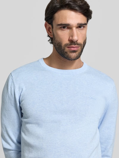 Męski model nosi Regular Fit Pullover aus reiner Baumwolle od s.Oliver RED LABEL, krój regular fit, jasnoniebieski, dzianina, zbliżenie na górną część ciała.