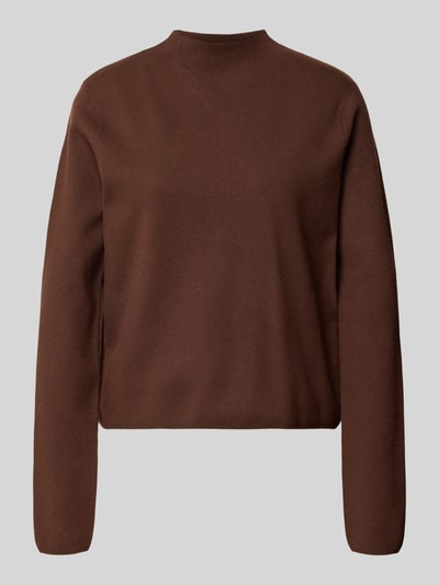 Produktfoto, brauner Strickpullover aus Viskose-Mix Modell 'CHIMNEY' von MANGO im Regular Fit mit Stehkragen, glatte Textur, neutrale Rückwand, Damen Strickpullover von MANGO, Rückenlänge 56 cm, Ärmellänge 59 cm.