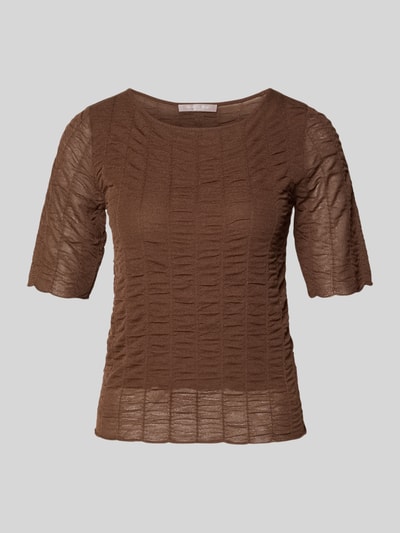 Produktfoto, Strickshirt aus Viskose-Mix mit Rundhalsausschnitt von Christian Berg Woman Selection, braun, Strukturmuster, Slim Fit, halblange Ärmel, glatte und leicht transparente Textur, Rücklänge 82 cm, Ärmellänge 29 cm, auf einfarbig grauem Hintergrund.