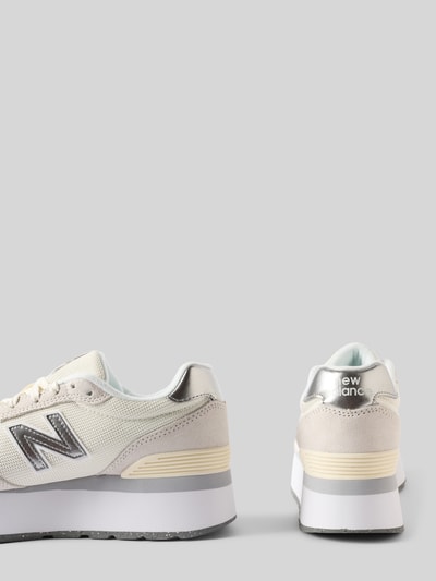 Produktfoto, Sneaker aus Leder-Mix mit Plateau von New Balance in Beige und Grau, abgerundete Passform, profilierte Sohle, Logo-Detail, Leder-Mix, Plateau, 4 cm Absatzhöhe, 8 cm Schafthöhe und Schaftweite bei Größe 39, neutraler Hintergrund, Seiten- und Rückansicht.