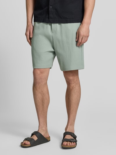 Männermodel trägt Relaxed Fit Sweatshorts aus reiner Baumwolle von Tom Tailor Denim, Optik: Unifarben, Materialverarbeitung: Rippstrick, seitliche Eingrifftaschen, Gesäßtasche, Bundabschluss: elastisch, Ganzkörperansicht von vorne.