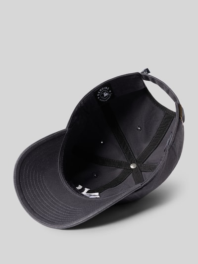 Productfoto, donkergrijze baseballpet met labelstitching Model 'NEYYAN BASE RUNNER' van '47, puur katoen, verstevigde klep, in grootte verstelbaar