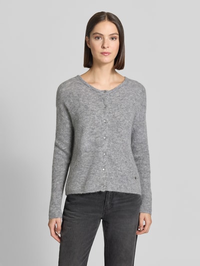Frauenmodel trägt Regular Fit Strickjacke aus Woll-Alpaka-Mix Modell 'Almine' von MOS MOSH in Grau, Strukturstrick, Label-Emblem, Ganzkörperansicht von vorne.