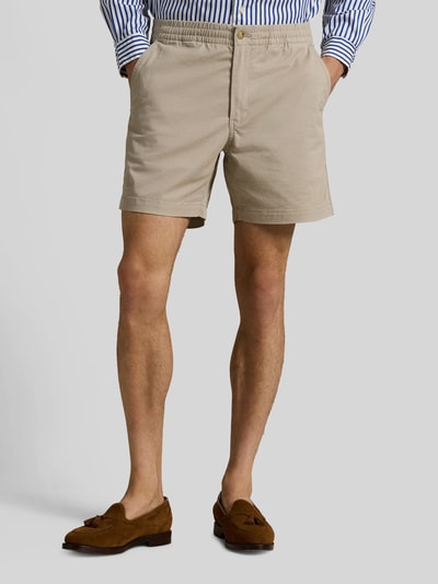 Mężczyzna nosi Regular Fit Shorts aus Baumwoll-Mix od Polo Ralph Lauren, jednolity kolor, logo, kieszenie, bawełna, pełny widok z przodu
