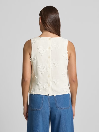 Frauenmodel trägt Blusentop aus Viskose-Leinen-Mix mit Stitchings von Apricot in Creme mit Knopfleiste, floralen Texturen, Regular Fit, Ganzkörperansicht Rückansicht.