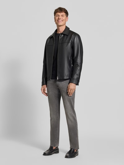 Männermodel trägt Straight Fit Jeans aus elastischem Baumwoll-Mix Modell 'Lyon' von Pierre Cardin im Used-Look, Ganzkörperansicht von vorne.