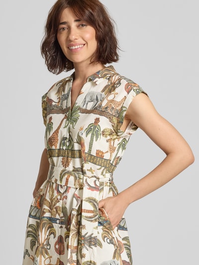 Frauenmodel trägt Hemdblusenkleid im Allover-Look mit Bindegürtel von MORE & MORE aus reiner Baumwolle mit Tier- und Pflanzenprint, Nahaufnahme Oberkörper.