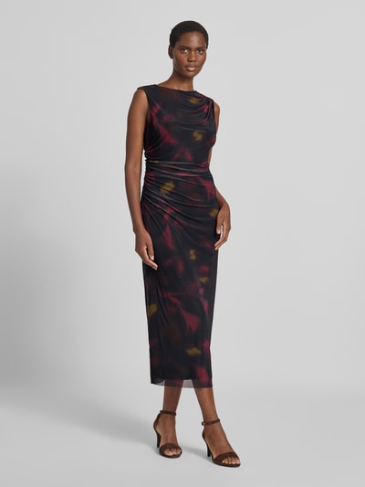 Frauenmodel trägt Slim Fit Midikleid mit floralem Allover-Print von zero, dunkle Farben, elastischer Stoff, Rundhalsausschnitt, Ganzkörperansicht von vorne.