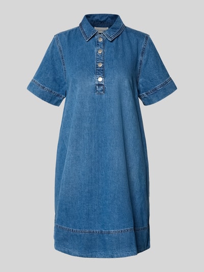 Productfoto, knielang denimjurk met drukknoopsluiting model 'Turo Alena' van MSCH Copenhagen, puur katoen, recht model, kentkraag, korte mouwen, blauwe denimkleur met zichtbare naden, gladde textuur.