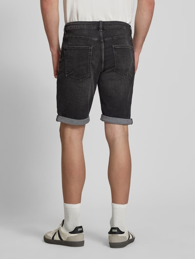 Männermodel trägt Slim Fit Jeansshorts mit Umschlag von REVIEW, dunkler Baumwoll-Mix, sichtbare Taschen, Rückansicht Ganzkörperansicht.