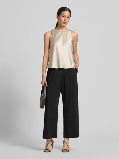 Frauenmodel trägt Regular Fit Anzughose mit elastischem Bund Modell 'MODICO' von Weekend Max Mara, unifarben, seitliche Eingrifftaschen, Ganzkörperansicht von vorne.