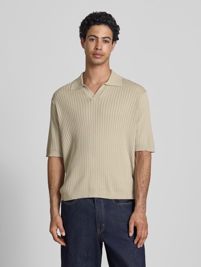 Männermodel trägt Relaxed Fit Poloshirt aus Viskose-Mix Modell 'FLINT' von Only & Sons in Beige, Strukturmuster, Ganzkörperansicht von vorne.