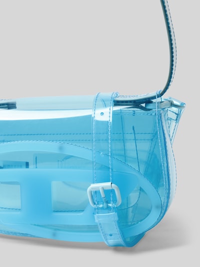 Produktfoto, Shoulder Bag mit Logo-Detail von Diesel, transparente blaue Tasche mit doppeltem Schulterriemen, Magnetverschluss, glatte Struktur