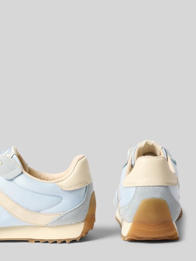 Productfoto, Sneaker aus echt leer met logo-detail model 'Beja' van Gant, lichtblauw en beige kleuren, afgeronde fit, geprofileerde zool, vetersluiting, hakhoogte 2 cm, schachthoogte 8 cm, schachtwijdte 9 cm, detailopname.