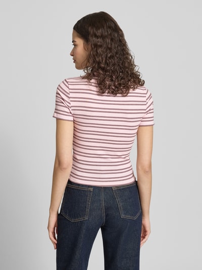 Mädchen trägt Regular Fit T-Shirt mit Viskose-Anteil Modell 'LUPE' von Only, mehrfarbig gestreift, Jersey, Ganzkörperansicht Rückansicht