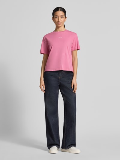Frauenmodel trägt Boxy Fit T-Shirt aus reiner Baumwolle von Tom Tailor Denim, Optik: Unifarben, Motiv-Stitching, Rundhals, Kurzarm, Ärmelabschluss: Gerade, Materialverarbeitung: Feinripp, Ganzkörperansicht von vorne.