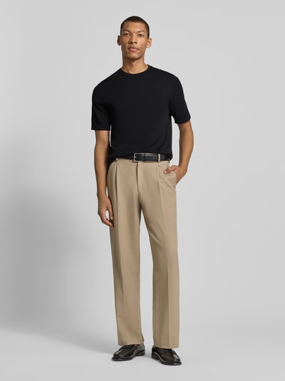 Männermodel trägt Regular Fit Strick-Shirt aus Bio-Baumwolle Modell 'TORINO' von Selected Homme, Optik: Unifarben, Feinstrick, Ganzkörperansicht von vorne.