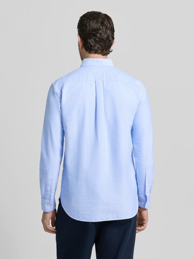 Männermodel trägt Regular Fit Freizeithemd aus reiner Baumwolle von Tommy Hilfiger in Hellblau mit Button-Down-Kragen, Ganzkörperansicht Rückansicht.