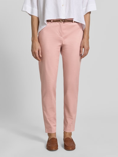 Frauenmodel trägt Hose in verkürzter Passform mit Gürtel von Christian Berg Woman in zartem Rosa Baumwoll-Viskose-Mix, Slim-Fit, Ganzkörperansicht von vorne.