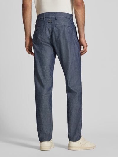 Mannenmodel draagt Tapered Chino in denimlook model 'Morry' van G-Star Raw, puur katoen, achterzakken, tapered fit, binnenbeenlengte 81 cm, bandwijdte 45 cm, model van achteren, geheel lichaam.