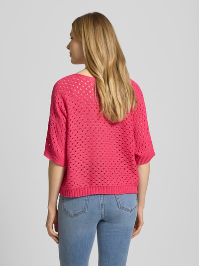 Frauenmodel trägt Strickshirt mit U-Boot-Ausschnitt Modell 'Ho44liday' von ZABAIONE in Pink, Reine Baumwolle, Gerader-Schnitt, Label-Detail, Rückenlänge 50 cm, Ärmellänge 33 cm, Ganzkörperansicht Rückansicht.