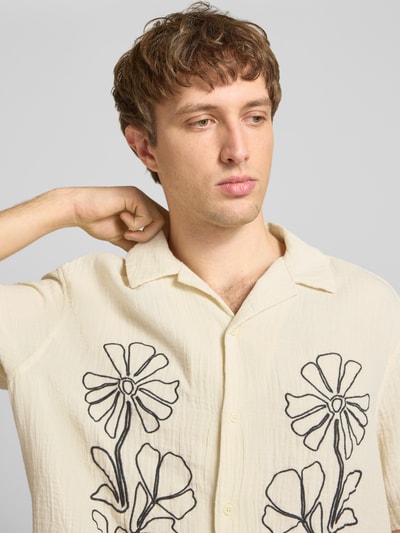 Männermodel trägt Relaxed Fit Freizeithemd aus reiner Baumwolle Modell 'JACKSON' von Only & Sons in uni, Seersucker, Stickerei, Nahaufnahme Oberkörper.