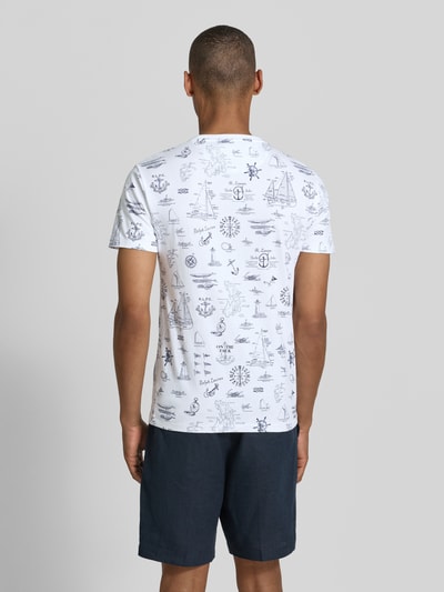 Mężczyznamodel nosi Slim Fit T-Shirt aus reiner Baumwolle von Polo Ralph Lauren, biała z granatowymi nadrukami, Ganzkörperansicht Rückansicht.
