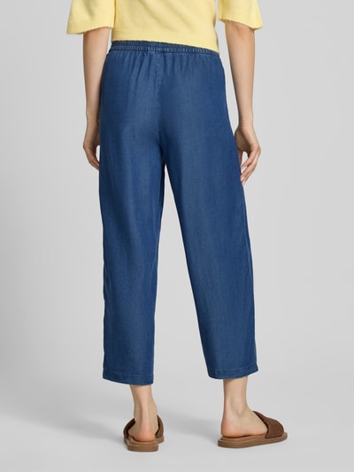 Frauenmodel trägt Relaxed Fit Culotte aus reinem Lyocell Modell 'CHARIS' von Only in Denim-Optik mit Elastisch-Bundabschluss, Popeline-Materialverarbeitung und seitlichen Eingrifftaschen, Material Lyocell, Ganzkörperansicht Rückansicht.