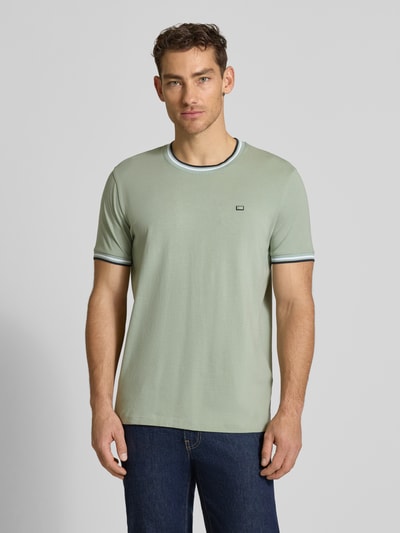 Männermodel trägt T-Shirt mit Kontraststreifen und Rundhalsausschnitt von Christian Berg Men aus Baumwoll-Elasthan-Mix, Regular-Fit, Rückenlänge 71 cm bei Größe M, dezente Grüntöne, glatte Textur, Ganzkörperansicht von vorne.