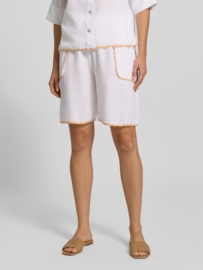 Frauenmodel trägt Bermudas mit Leinen-Anteil und Kontrastkanten von Christian Berg Woman, weiß mit beigen Kanten, Viskose-Mix, Loose-Fit, elastischer Bund, Bundweite 37 cm, Innenbeinlänge 21 cm, Ganzkörperansicht von vorne