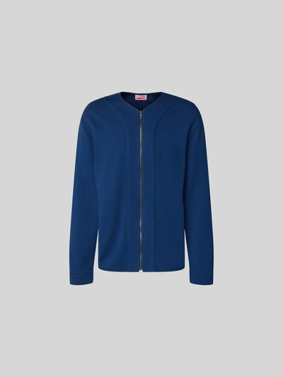 Produktfoto, Sweatjacke mit Reißverschluss von Kenzo aus reiner Baumwolle in Blau, Relaxed Fit, Eingrifftaschen, glatte Textur, neutraler Hintergrund.