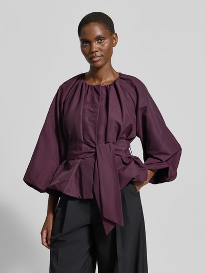 Vrouwenmodel draagt blouse met lange mouwen van Rich & Royal in donkerpaars, katoenmix, gladde stof, Dames Ganzkörperansicht von vorne.