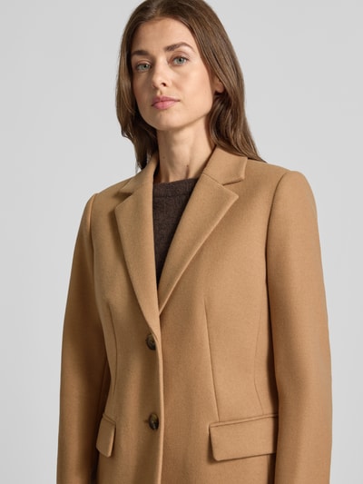 Frauenmodel trägt Regular Fit Mantel mit 2-Knopfleiste von Christian Berg Woman Selection, taillierte Passform, Reverskragen, Nahaufnahme Oberkörper.