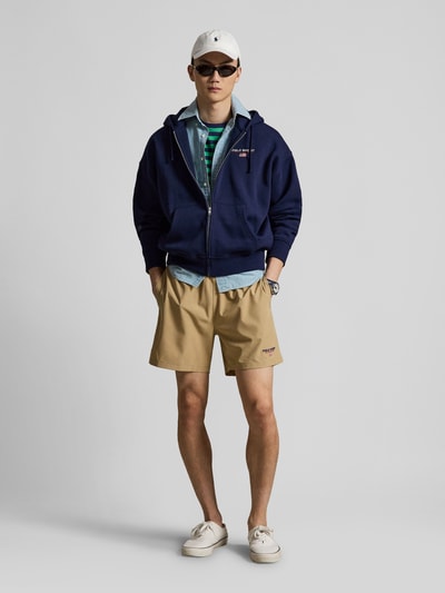 Mannelijk model draagt Badeshorts met Label Stitching van Polo Ralph Lauren, uni kleur, labelapplicatie, elastische tailleband, zijzakken, achterzak, tunnelkoord, volledige lichaamsaanzicht van voren