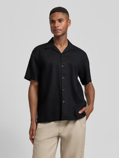 Männermodel trägt schwarzes Relaxed Fit Freizeithemd aus Leinen-Baumwoll-Mix Modell 'RLXCLAY' von HUGO, unifarben, Ganzkörperansicht von vorne.