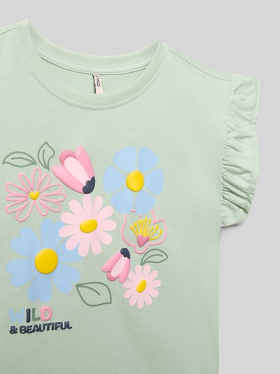 Meisje draagt Loose Fit t-shirt uit puur katoen model 'RUTH' van Only, look: effen, motiefprint op jersey, korte mouw, ronde hals, detailopname.