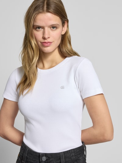 Frauenmodel trägt Slim Fit T-Shirt mit Logo-Stitching von G-Star Raw, weiß, elastischer Baumwoll-Mix, Rib-Optik, Nahaufnahme Oberkörper.